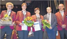  ?? FOTO: STEFAN MANGER ?? Die Geehrten der Stadtkapel­le Möhringen (von links): Julian Wiedermann, Sonja Sicka und Iris Kleiner mit dem Kreisdirig­enten Oliver Helbich und dem Vorsitzend­en Klaus Kleiner.