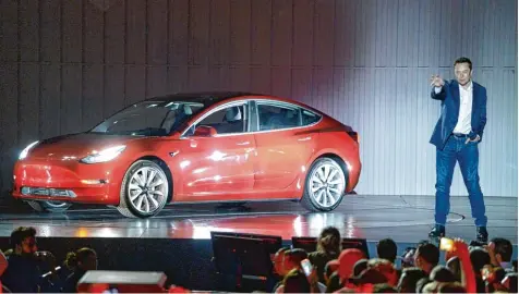  ?? Foto: Andrej Sokolow, dpa ?? Der Elektroaut­o Hersteller Tesla hat nach Angaben von Firmenchef Elon Musk das selbst gesteckte Ziel geschafft, in der letzten Juni Woche 5000 Fahrzeuge seines günsti  geren Wagens Model 3 zu bauen.