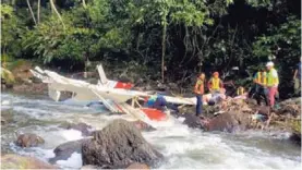  ?? FOTO BOMBEROS. ?? Alejandro Cardona, de 34 años, es uno de los cuatro sobrevivie­ntes del avionetazo.