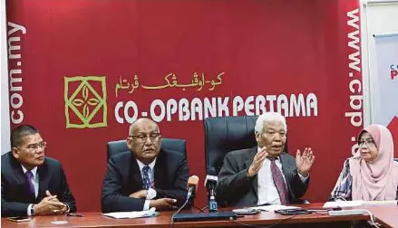  ?? PIC BY ROSELA ISMAIL ?? (From left) Co-opbank Pertama Malaysia Bhd chief executive officer Mohd Nor Abd Razak, chairman Kamari Zaman Juhari, Cooperativ­e Commission of Malaysia executive chairman Datuk Nordin Salleh and its executive deputy chairman Meriam Mat Nor at a press conference in Kuala Lumpur yesterday.