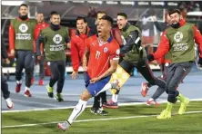  ?? RICARDO MAZALAN/AP PHOTO ?? SEDANG GARANG: Eduardo Vargas meluapkan kegembiraa­n setelah mencetak gol penentu kemenangan Cile ke gawang Peru kemarin.