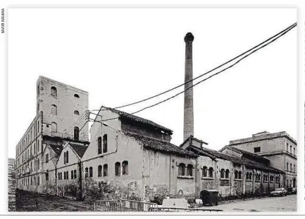  ??  ?? De fábrica... exterior de la antigua fábrica de curtidos Gal i Puigsech, en la calle dels Pellaires, que empezó a renacer en 1988 de la mano de Pierre Roca tras más de cincuenta años de abandono
Vista