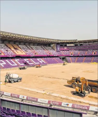  ??  ?? LA PLAYA. Zorrilla con máquinas y arena a 10 días del comienzo de Liga ante el Barcelona