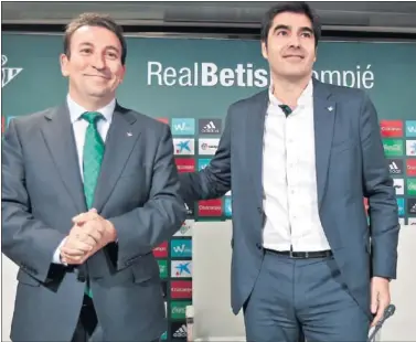  ??  ?? BÉTICOS. José Miguel López Catalán y Ángel Haro, tras una junta del Betis.