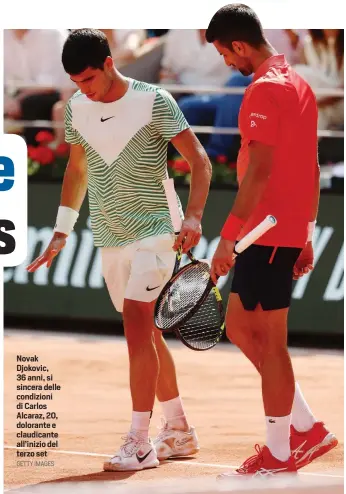  ?? GETTY IMAGES ?? Novak Djokovic, 36 anni, si sincera delle condizioni di Carlos Alcaraz, 20, dolorante e claudicant­e all’inizio del terzo set