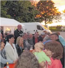  ?? FOTO: ANDREA UTZ ?? Mit einer tollen Stimmung – am Abendhimme­l und an den Tischen wurden die Besucher des Weizenbier­festes belohnt.