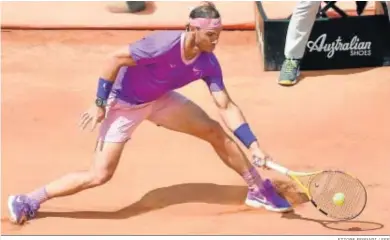  ?? ETTORE FERRARI / EFE ?? Rafa Nadal se desliza sobre la arcilla para devolver una bola ante Shapovalov.