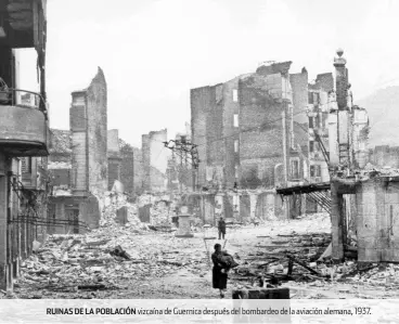  ??  ?? ruinas de la POBLACIÓN vizcaína de Guernica después del bombardeo de la aviación alemana, 1937.