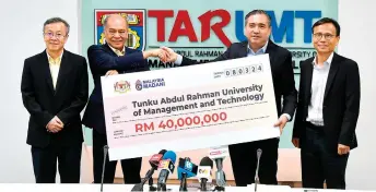  ?? — Bernama photo ?? Loke (second right) presents a mock cheque for the allocation to TAR UMT board of governors chairman Tan Sri Chan Kong Choy.