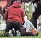  ?? ASSOCIATED PRESS ?? Washington Redskins quarterbac­k Alex Smith reacts after he suffers a season-ending broken leg against Houston.