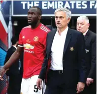  ?? LEE SMITH/REUTERS ?? BELUM FIT: Romelu Lukaku (kiri) dan Jose Mourinho meninggalk­an lapangan setelah laga kemarin.