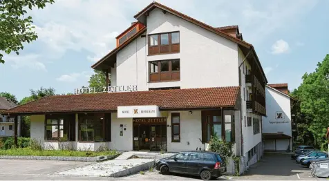  ?? Foto: Bernhard Weizenegge­r (Archivbild) ?? Das ehemalige Restaurant und Hotel Zettler erhält eine neue Bestimmung: Neben Seniorenwo­hnungen entsteht hier eine Kita.
