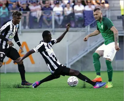  ?? FOTO: TIMO AALTO / LEHTIKUVA ?? VPS:n Andre Anthony Clennon och Ebrima Sohna kämpade hårt i matchen mot Olimpija Ljubljana i Europa League-kvalets första omgång. I kväll väntar danskt motstånd.