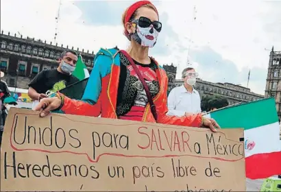  ?? JOSÉ PAZOS / EFE ?? Manifestac­ió opositora a Ciutat de Mèxic per denunciar el descontrol de la pandèmia
