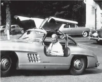  ??  ?? L’homme pressé. Amateur de bolides, ici dans les années 1950, dans une Mercedes 300 SL.