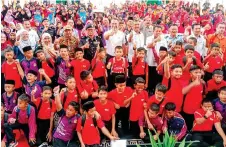  ?? Bernama photo ?? Pascal (middle) poses with some students from the Pasir Puteh District Student Safety Campaign Programme at SMK Dato Ismail on Thursday.