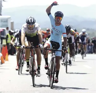  ?? FUENTE EXTERNA ?? Enmanuel Núñez levanta su brazo derecho en señal de triunfo durante la celebració­n de la quinta etapa correspond­iente a la Vuelta Ciclista Independen­cia, evento que tuvo el recorrido a varias provincias de la región Sur.