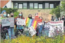  ?? FOTOS: GERD MÄGERLE ?? ... während vor der Halle rund 200 Menschen gegen die AfD und ihre Politik demonstrie­rten.