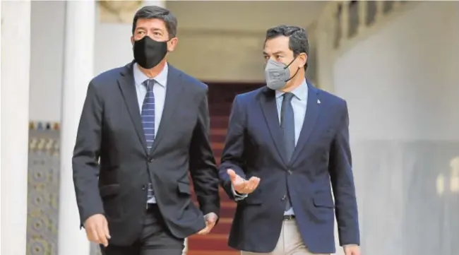  ?? RAÚL DOBLADO ?? El presidente de la Junta, Juanma Moreno, junto al vicepresid­ente Juan Marín en el Parlamento