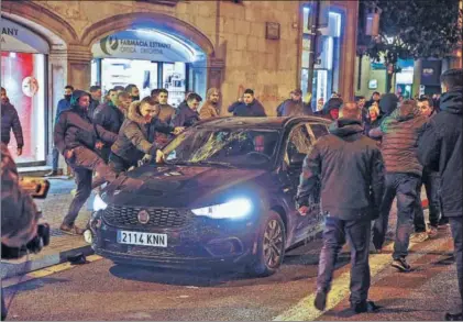  ?? / MASSIMILIA­NO MINOCRI ?? Protesta de taxistas ayer en Barcelona que derivó en agresión a conductore­s de VTC.