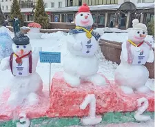  ??  ?? Целую галерею снежных фигур можно увидеть в эти дни на площади Победы.