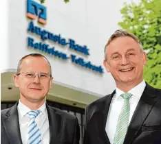  ?? Foto: Silvio Wyszengrad ?? Vorstand Stefan Harnauer (links) wird die Augusta Bank im Jahr 2019 verlassen, Hel muth Geppert kommt zum 1. Oktober 2018 neu.