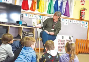  ?? ?? Valerie Jarred reads ‘The Mysterious Baw Baw Egg’ to children at Oak Street Kindergart­en.