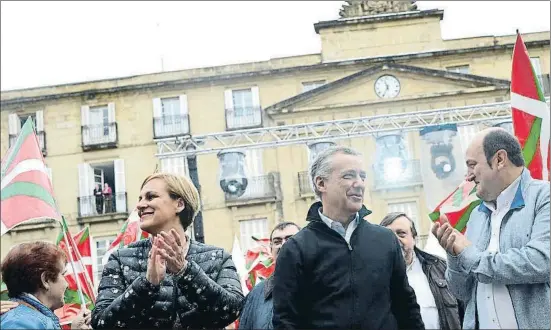  ?? VINCENT WEST / REUTERS ?? El lehendakar­i, Iñigo Urkullu, acompanyat per Itxaso Atutxa i Andoni Ortuzar ahir a l’Aberri Eguna a Bilbao