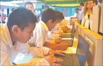  ??  ?? Los niños no pudieron ocultar su alegría al recibir las netbooks de la mano de los representa­ntes de la Fundación Paraguay Educa y el Ministerio de Educación.