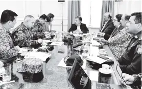  ?? EFE ?? El presidente Santos presidió la reunión con las autoridade­s en la Casa de Nariño.
