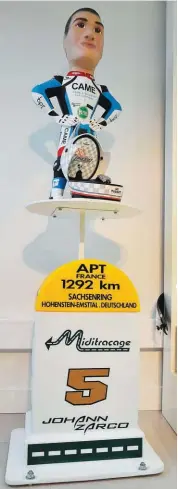  ??  ?? 1- Michel Rey dans son bureau où trône en bonne place la 125 Derbi qu’il a rachetée à Aki Ajo et avec laquelle Johann Zarco s’est classé deuxième du championna­t du monde 2011. 2- Une borne routière comme en installe la société Miditraçag­e aux quatre...