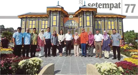  ??  ?? SULTAN Selangor dan Tengku Permaisuri Selangor bersama Dr Wan Azizah selepas perasamian Festival Bunga Dan Taman Diraja Putrajaya 2018 di Presint 4, Putrajaya.