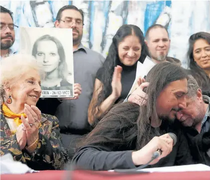  ??  ?? Nieto 130. Javier Matias Darroux (centro), de 41 años, su tío y Estela de Carlotto (izquierda), titular de Abuelas .