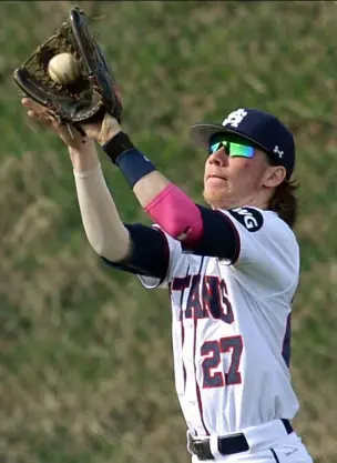  ?? Matt Freed/Post-Gazette ?? Senior Andrew Mueller, pulling in a
fly ball during a game against Penn Hills last year, gives
Shaler Area an experience­d hand in the outfield and a
reliable throwing arm on the mound.