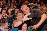  ?? (Foto: Roberto Baggio, 52 anni, coi tifosi al Festival di Trento) ??