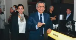  ??  ?? FIESTA. Daniel Klainer, de Aluar, con un Nespresso antes de recibir su premio. Los asistentes del evento pudieron disfrutar de los vinos de Escorihuel­a Gascón, además del catering de Schuster.