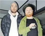  ?? [ S. Bisping ] ?? Singer und Songwriter Asgeir´ und Kristinn Jons-´ son, Gitarrist der Band Hjalmar.´