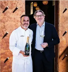  ?? ?? Ángel León, dueño de Aponiente, y Benoît Gouez, ‘Chef de Cave’ de Moët & Chandon, en la puerta del restaurant­e.
Escabeche de hojas y plancton, plato de Aponiente, con una botella de ‘Grand Vintage 2015’.