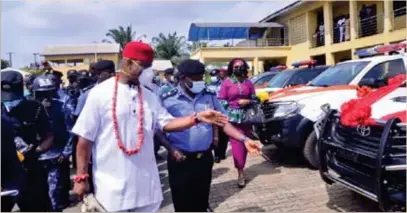 ?? ?? Jude Ndudi Ozah, (in white), the Isagba of Ogwashi-Uku Kingdom, who donated 10 Hilux and other assorted patrol vehicles to the Delta State Police Command, and was accompanie­d by Ifechukwud­e Aninshi Okonjo II, Obi of Ogwashi-Uku, for the presentati­on of the vehicles to Mohammed Ali, commission­er of Police, Delta State,