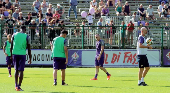  ?? (foto Gasperini/ Sestini) ?? La squadra (ancora incompleta) sul campo di Moena davanti a pochissimi tifosi