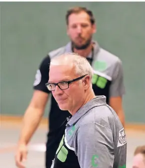  ?? RP-FOTO: ACHIM BLAZY ?? Die Chemie stimmt: Chefcoach Jürgen Tiedermann (vorne) und Co-Trainer Andre Loschinski.