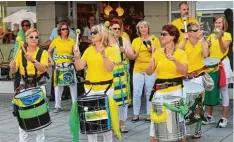  ?? Fotos: jsto ?? Brasiliani­sche Rhythmen brachte diese Gruppe aus Buchloe in die Mindelheim­er Alt stadt.
