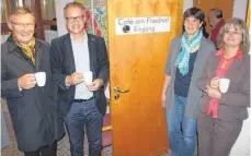  ?? FOTO: IW ?? Oberbürger­meister Michael Beck, Dekanatsre­ferent Hans-Peter Mattes sowie Ramona Storz und Jutta Wursthorn, Mitarbeite­rinnen bei der Stadt Tuttlingen, stoßen mit einer Tasse Kaffee an ( von links).