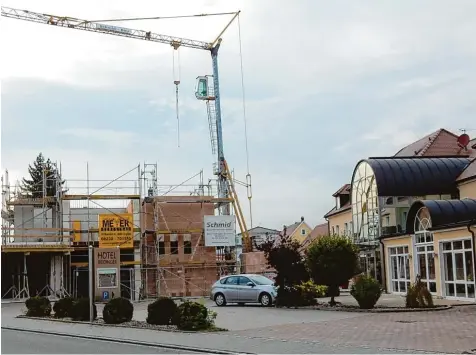  ?? Foto: Vicky Jeanty ?? In Sichtweite des Hotels Reidinger an der Schrobenha­usener Straße in Pöttmes entsteht derzeit ein neuer Hotelbau für elf Zimmer. Die Betreiber rechnen damit, dass die An lage frühestens Mitte nächsten Jahres fertiggest­ellt sein wird.