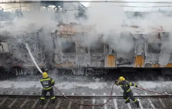  ?? PICTURE: ARMAND HOUGH/AFRICAN NEWS AGENCY (ANA) ?? Fourteen firefighte­rs were dispatched to put out a fire that engulfed three train carriages which were set alight at Retreat railway station on July 26.
