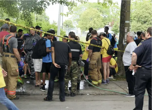  ?? PHOTO AGENCE QMI, MATHIEU WAGNER ?? Les ambulancie­rs sont intervenus au parc Théodore pour soigner des jeunes qui ont reçu du poivre de Cayenne au visage.