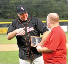  ?? For Montgomery Media / CHRISTINE RECKNER ?? Newly inducted Perky League Hall of Famer Todd Moyer accepts his award from Tony Dibricida, Vice President of the Perky League, during last Tuesday night’s game between Collegevil­le and Norristown.
