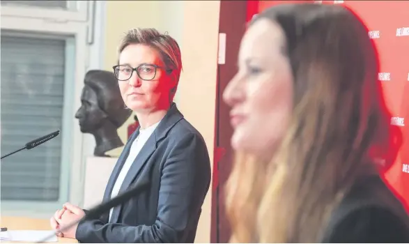  ??  ?? Susanne Hennig-Wellsow (links) und Janine Wissler (rechts) bei einer Pressekonf­erenz in der Berliner Parteizent­rale