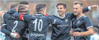  ?? FOTO: THOMAS SIEDLER ?? Sie scheinen in der Spur: Die Verbandsli­ga-Fußballer des TSV Essingen feierten gegen Ehingen den zweiten Heimsieg in Folge.