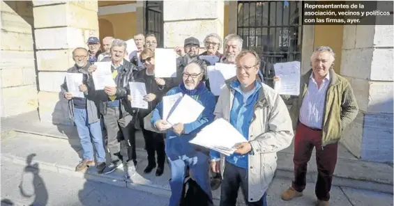  ?? S. GARCÍA ?? Representa­ntes de la asociación, vecinos y políticos con las firmas, ayer.